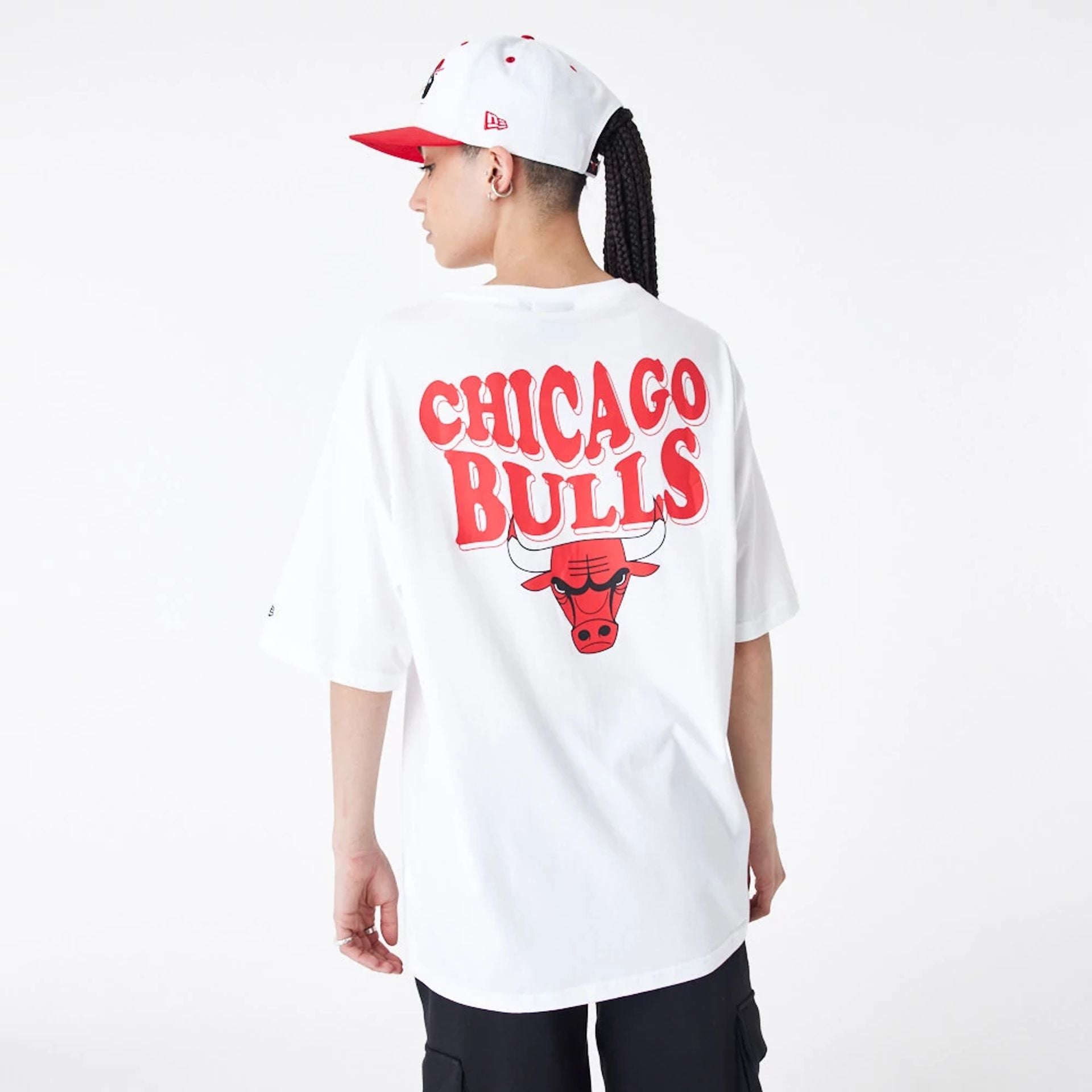 The Male model is wearing Chicago Bulls NBA Script Logo White Oversized T-Shirt 2