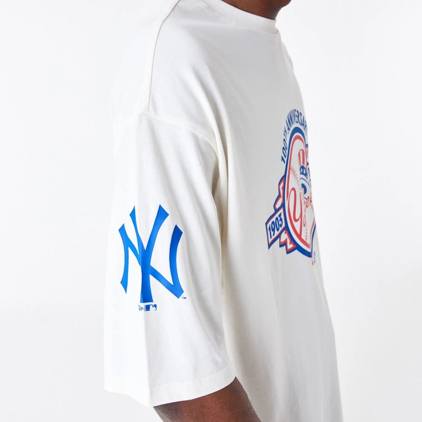 The Male model is wearing New York Yankees MLB Anniversary White Oversized T-Shirt 2