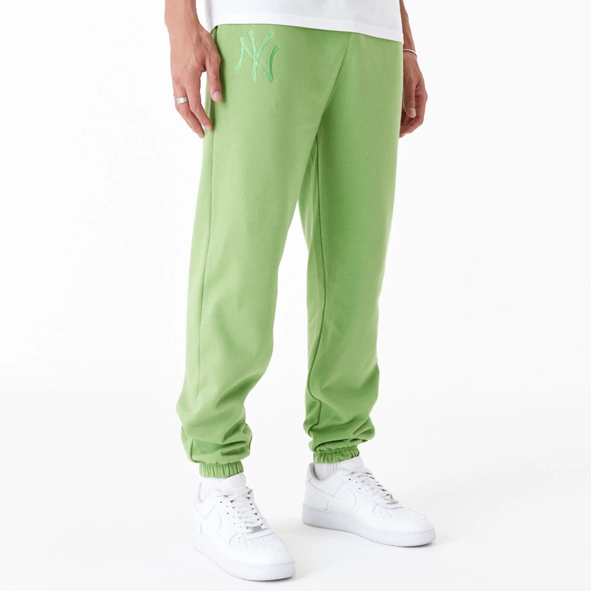 The Male model is wearing New York Yankees League Essential Green Joggers 1