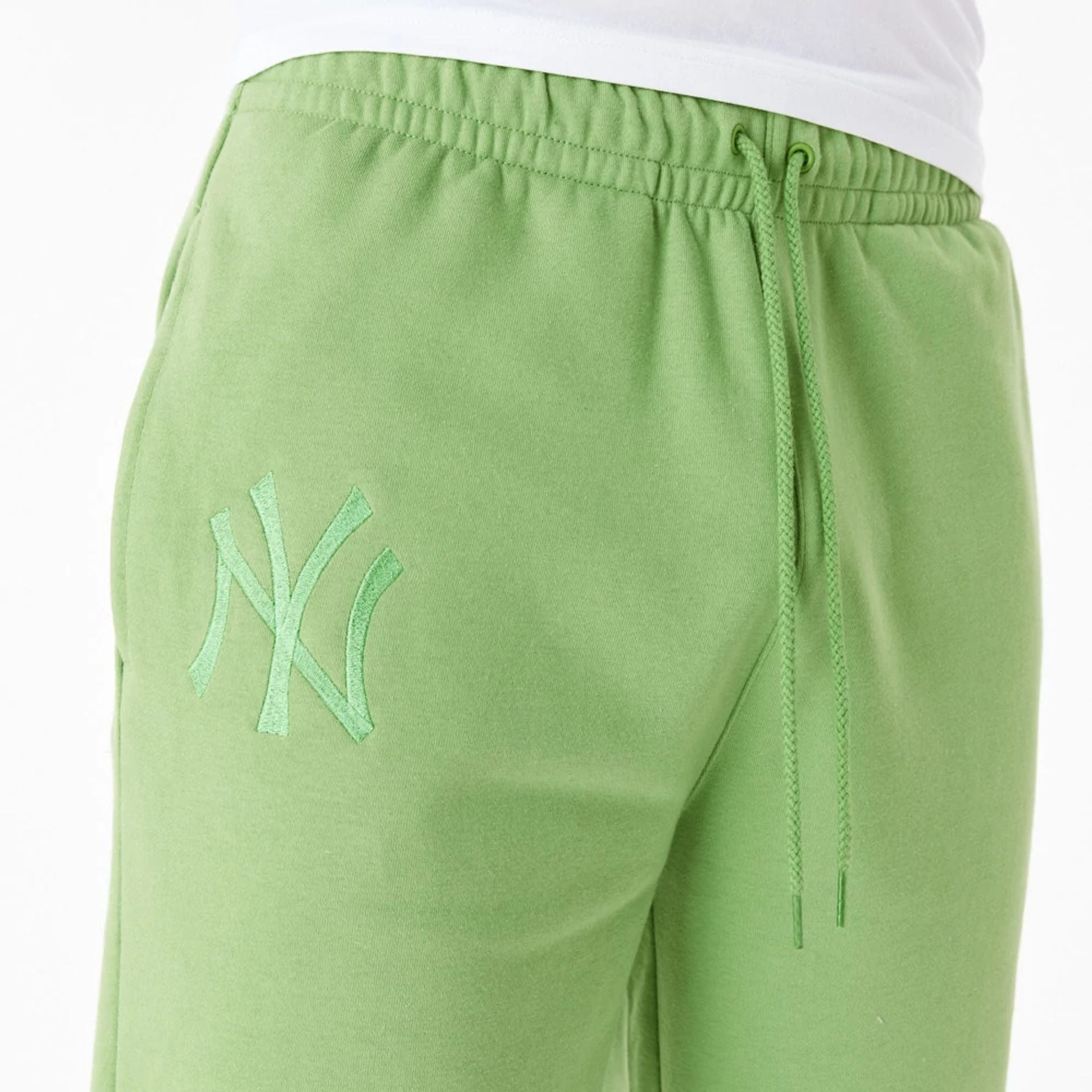 The Male model is wearing New York Yankees League Essential Green Joggers 2