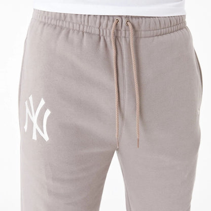 The Male model is wearing New York Yankees League Essential Beige Joggers 5