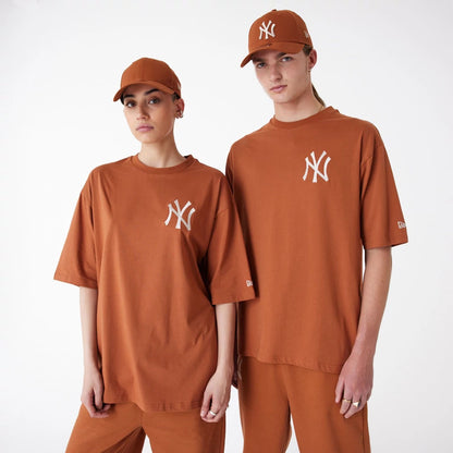 The Male model is wearing New York Yankees League Essential Brown Oversized T-Shirt 1