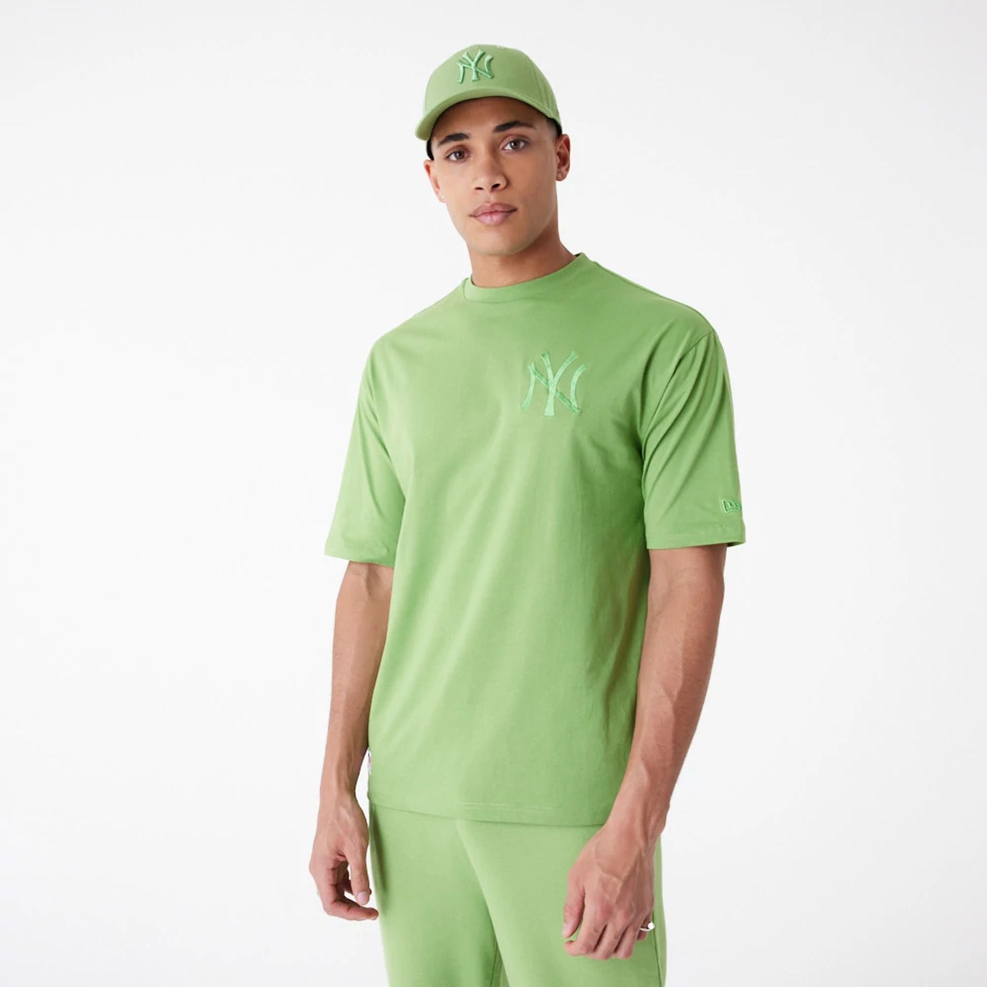 The Male model is wearing New York Yankees League Essential Green Oversized T-Shirt 2