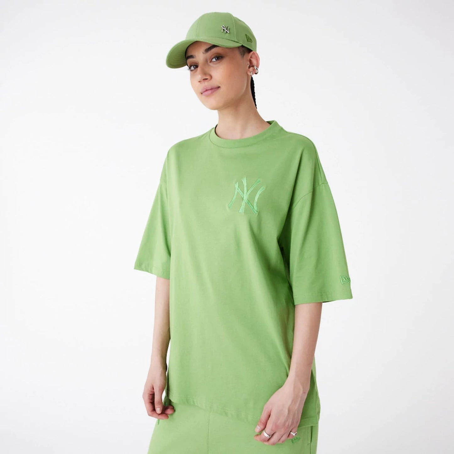 The Male model is wearing New York Yankees League Essential Green Oversized T-Shirt 10