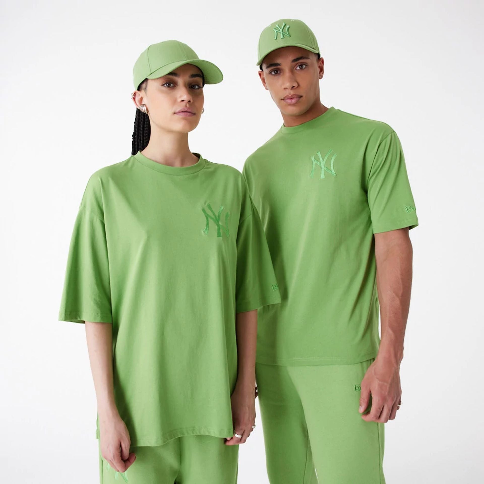 The Male model is wearing New York Yankees League Essential Green Oversized T-Shirt 1