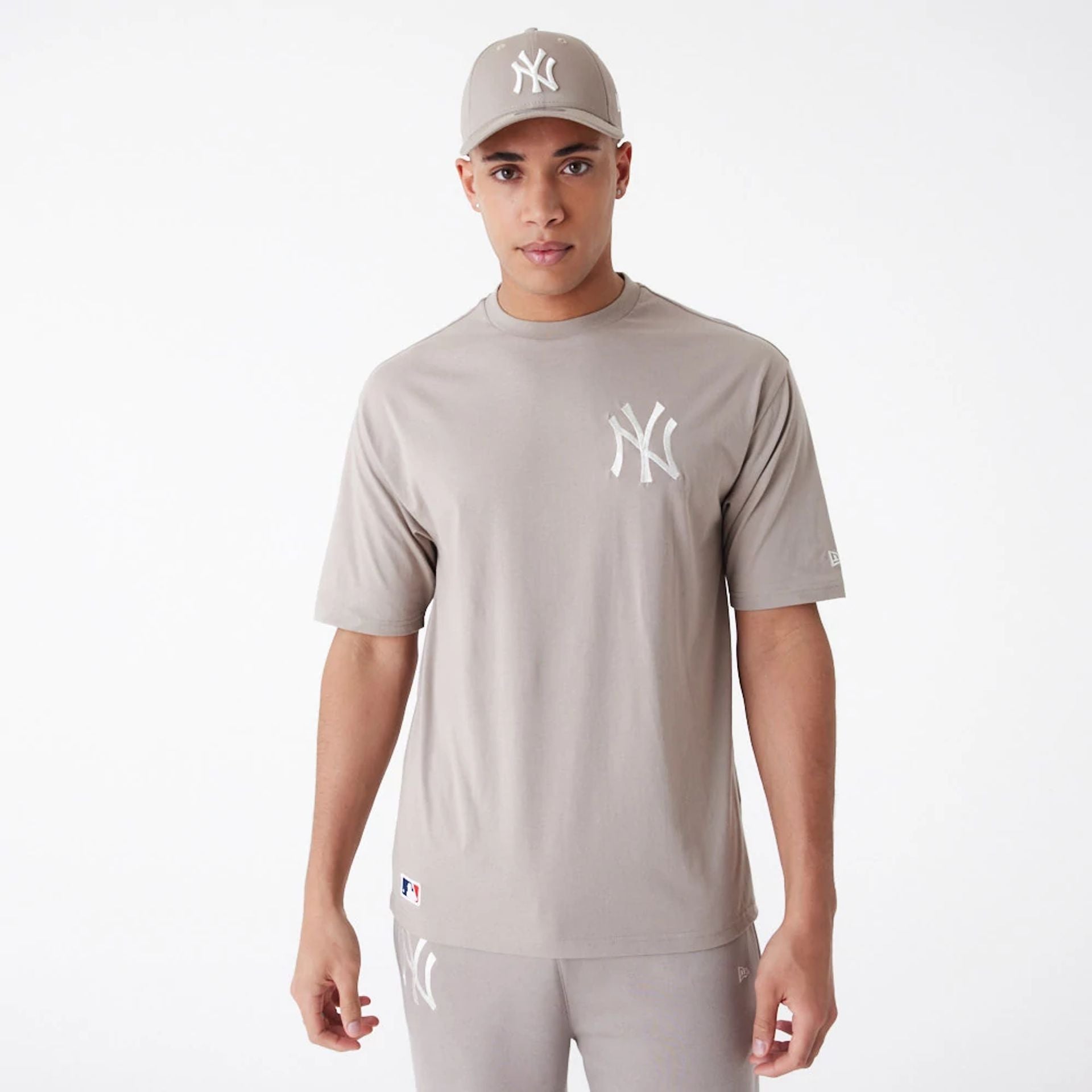 The Male model is wearing New York Yankees League Essential Beige Oversized T-Shirt 11