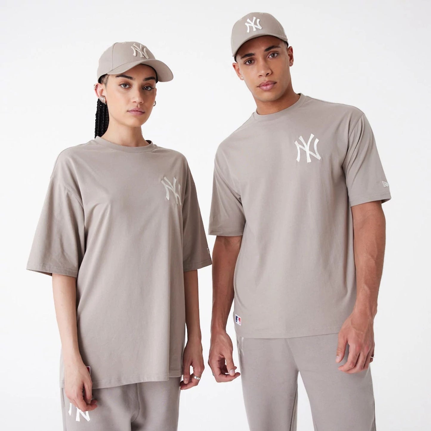 The Male model is wearing New York Yankees League Essential Beige Oversized T-Shirt 1