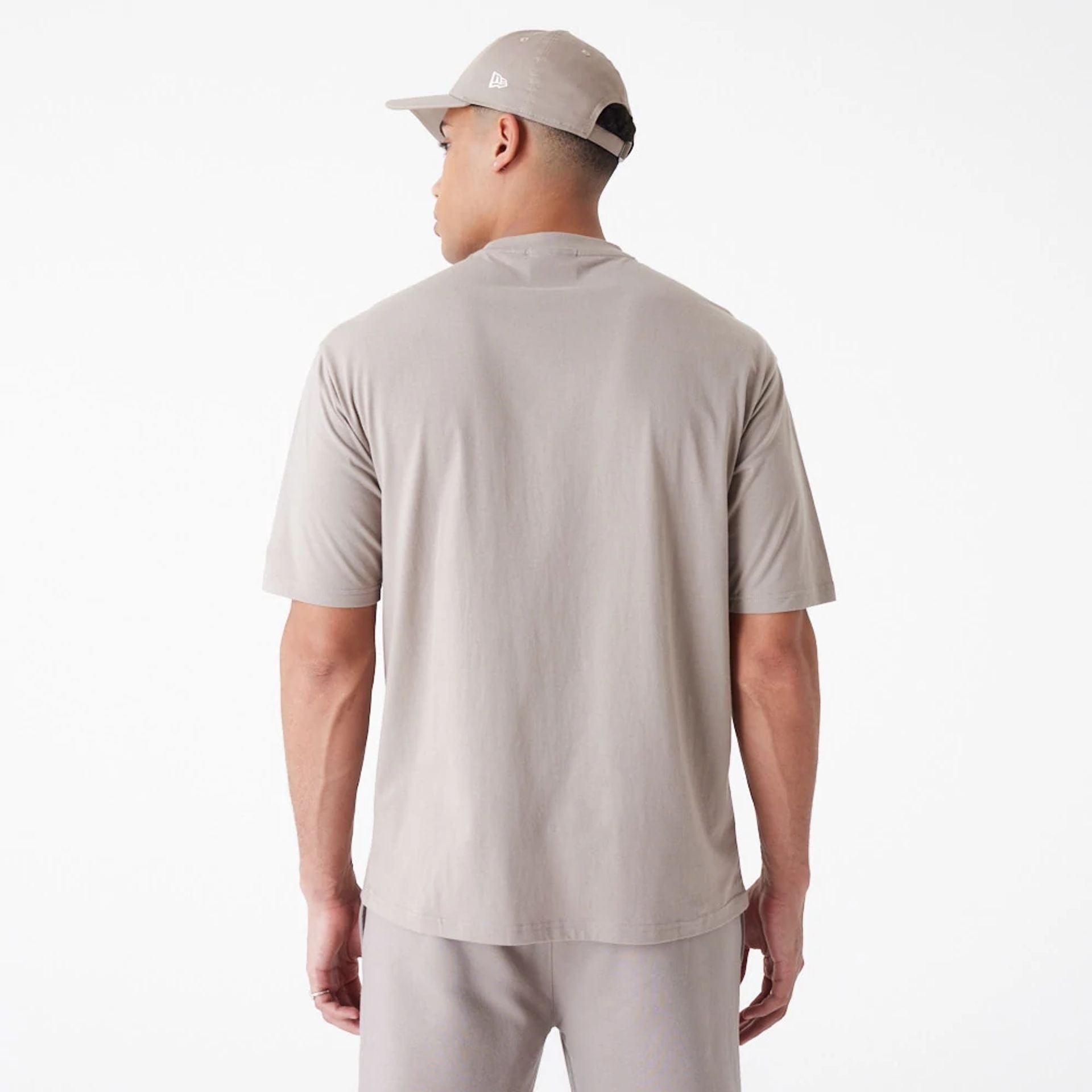 The Male model is wearing New York Yankees League Essential Beige Oversized T-Shirt 6