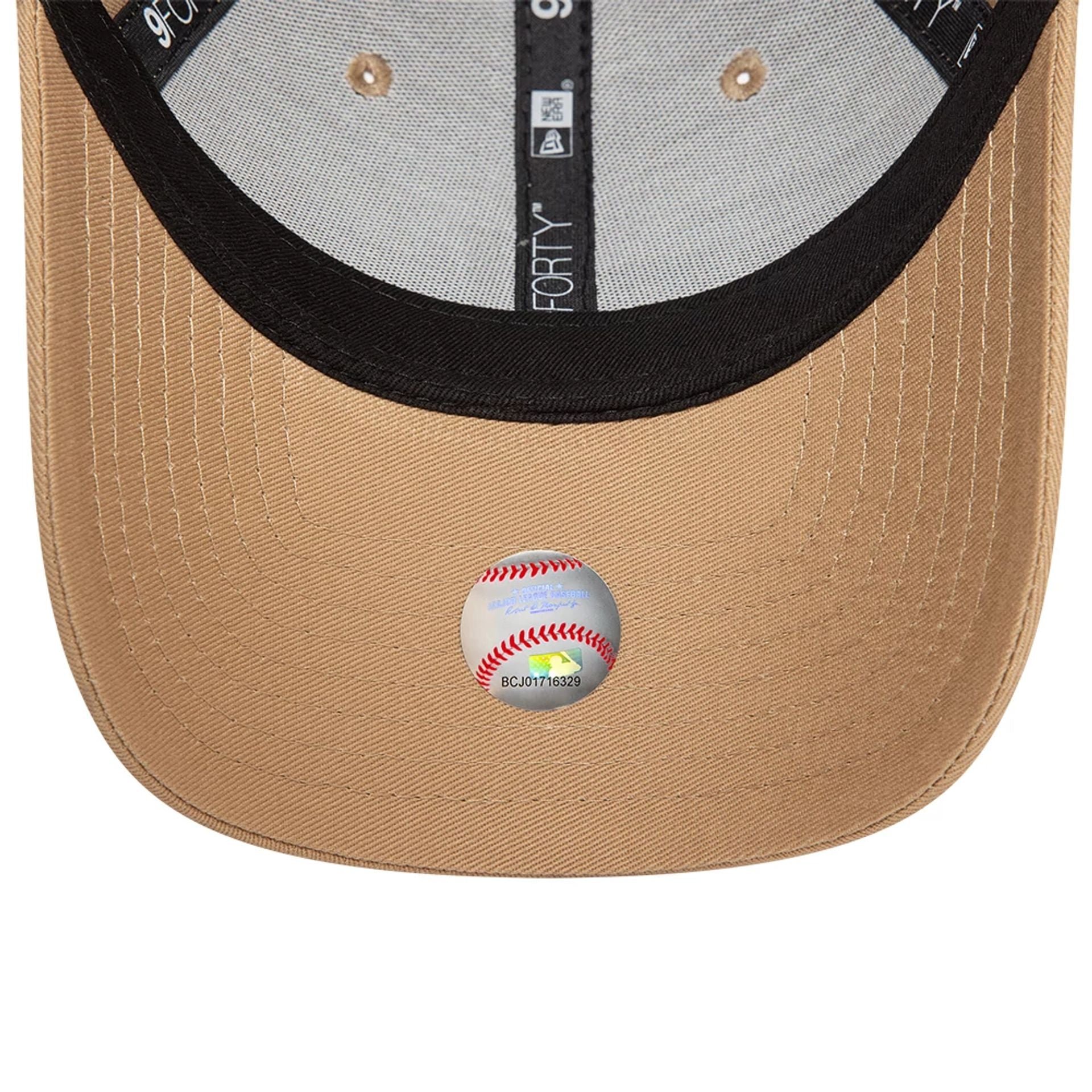 This is a New York Yankees Womens League Essential Light Beige 9FORTY Adjustable Cap 2