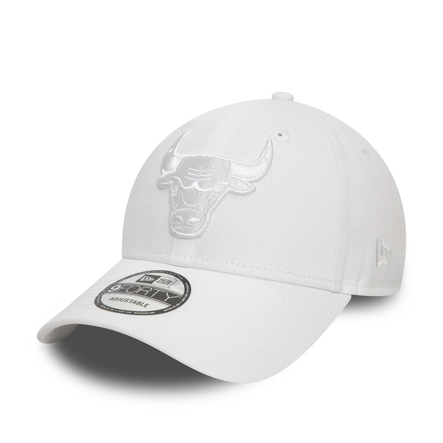 This is a Chicago Bulls NBA Essential White 9FORTY Adjustable Cap 1