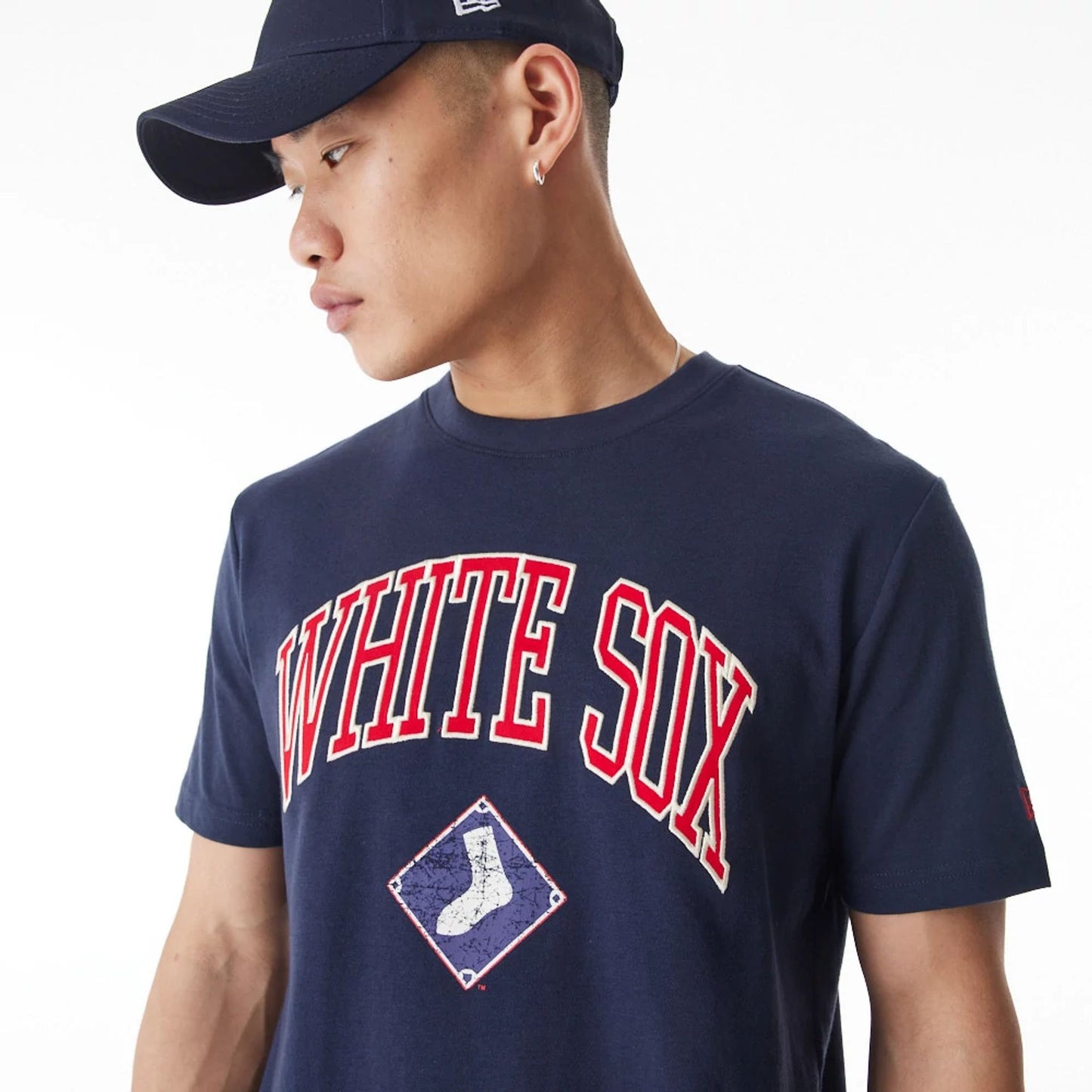 The Male model is wearing Chicago White Sox MLB Batting Practice Navy T-Shirt 2