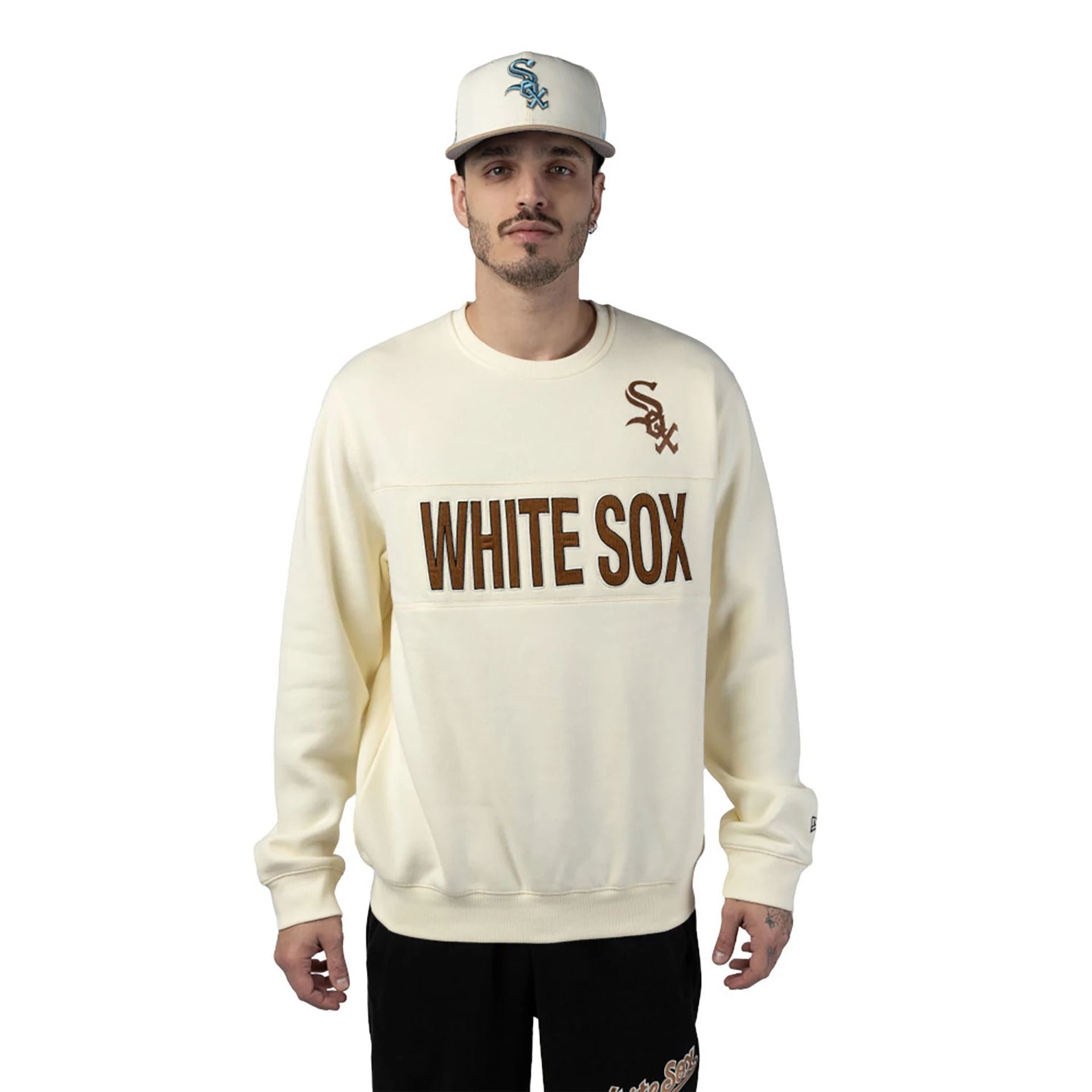 The Male model is wearing Chicago White Sox MLB Cord White Crew Neck Sweatshirt 1