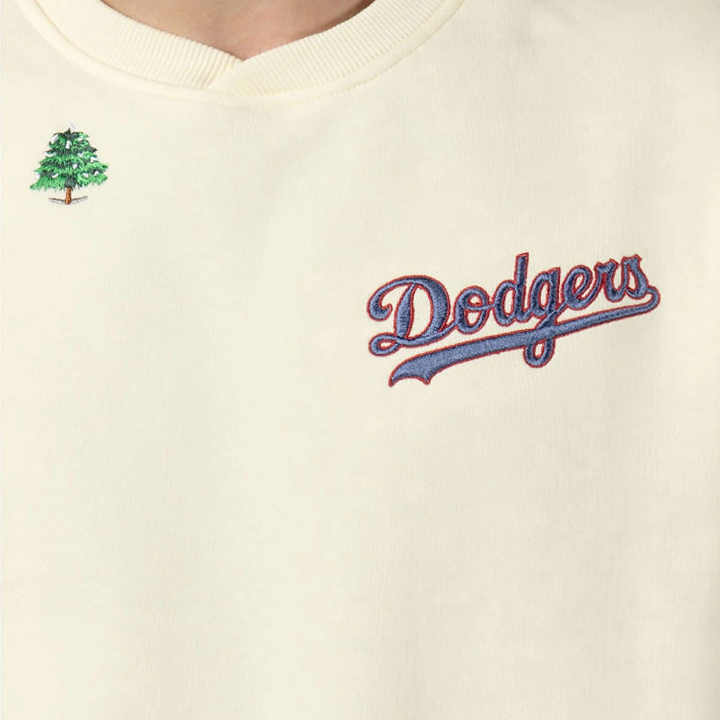 The Male model is wearing LA Dodgers Snowboard Off White Crew Neck Sweatshirt 6