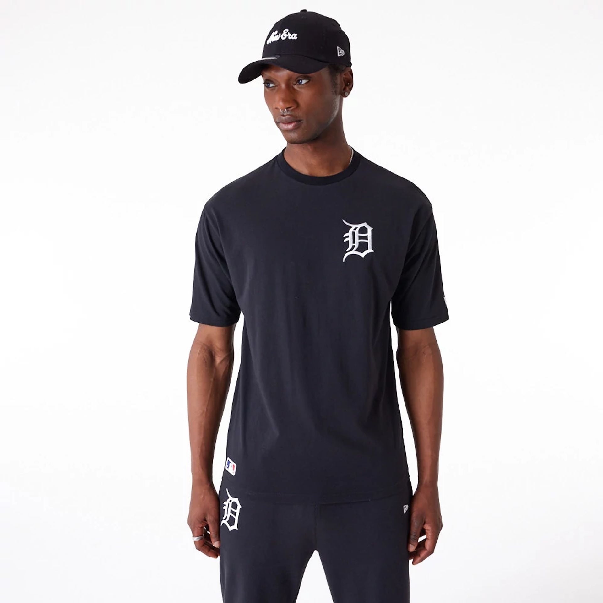 The Male model is wearing Detroit Tigers League Essential Black Oversized T-Shirt 1