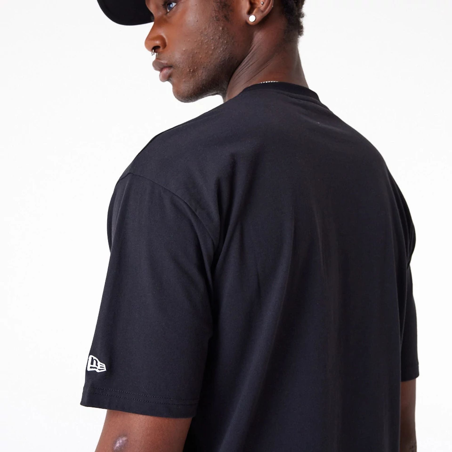 The Male model is wearing Detroit Tigers League Essential Black Oversized T-Shirt 6