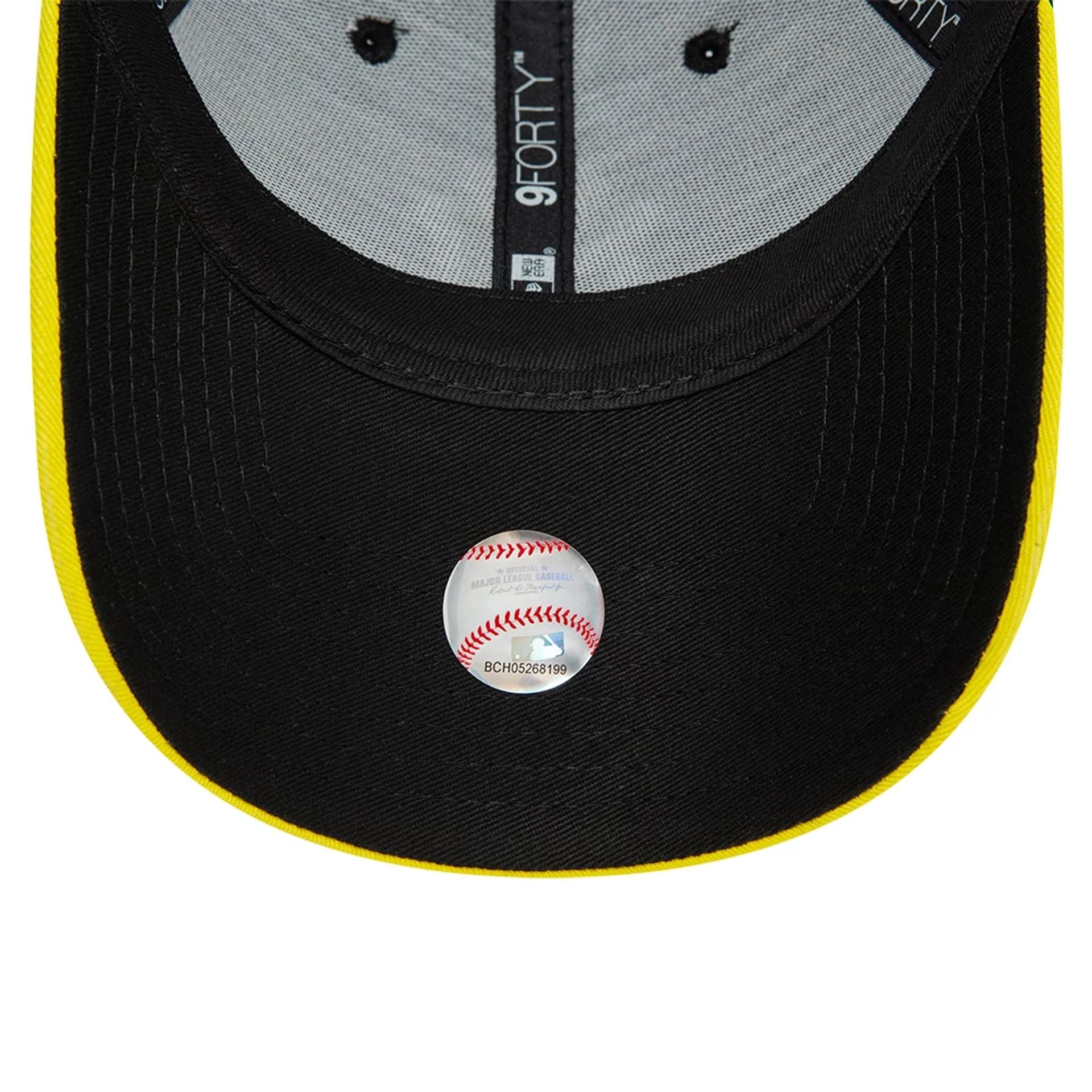 This is a New York Yankees MLB Flame Visor Black 9FORTY Adjustable Cap 2