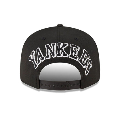 This is a New York Yankees Chain Stitch Black 9FIFTY Snapback Cap 2