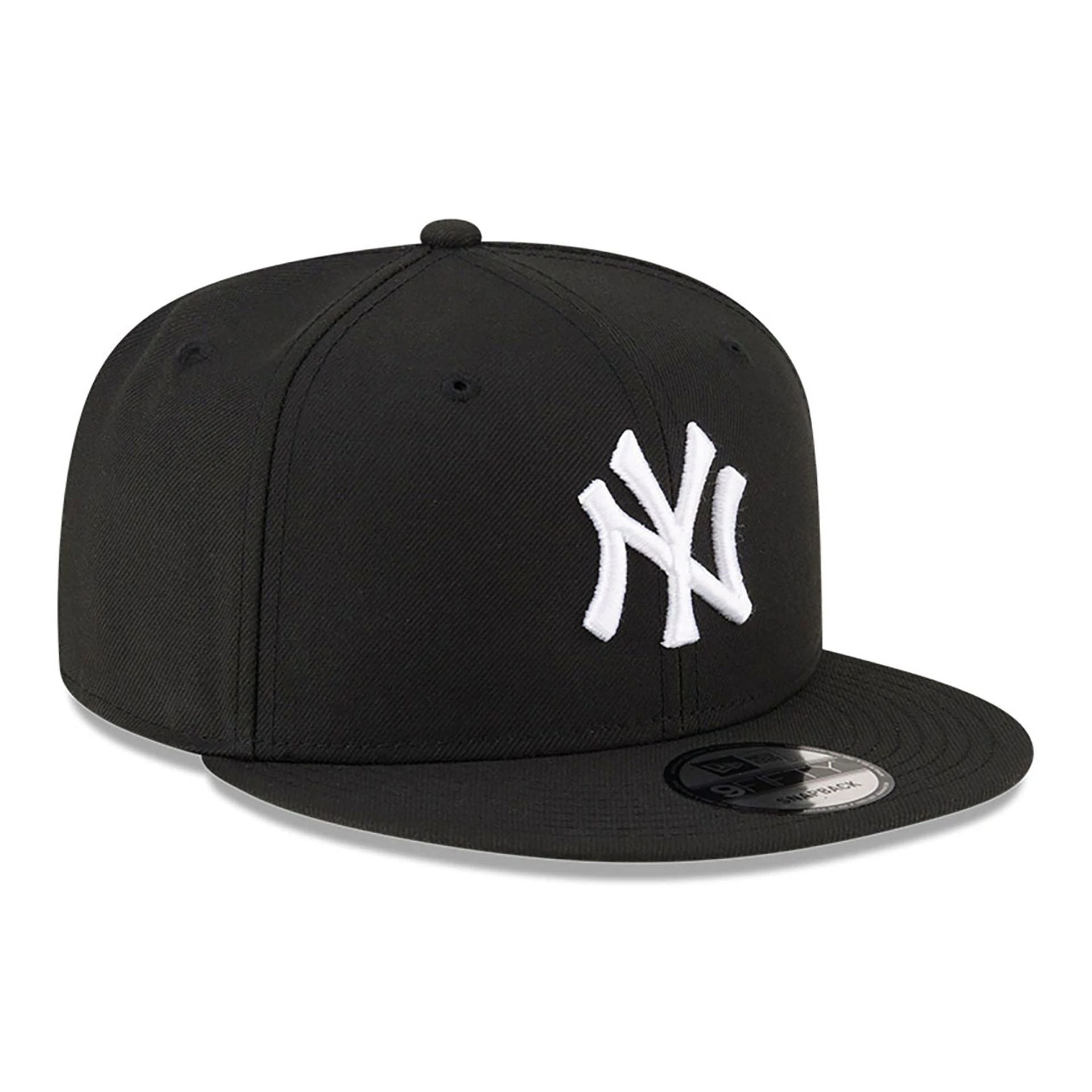 This is a New York Yankees Chain Stitch Black 9FIFTY Snapback Cap 5