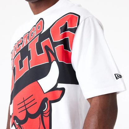 The Male model is wearing Chicago Bulls NBA Large Wordmark White Oversized T-Shirt 4