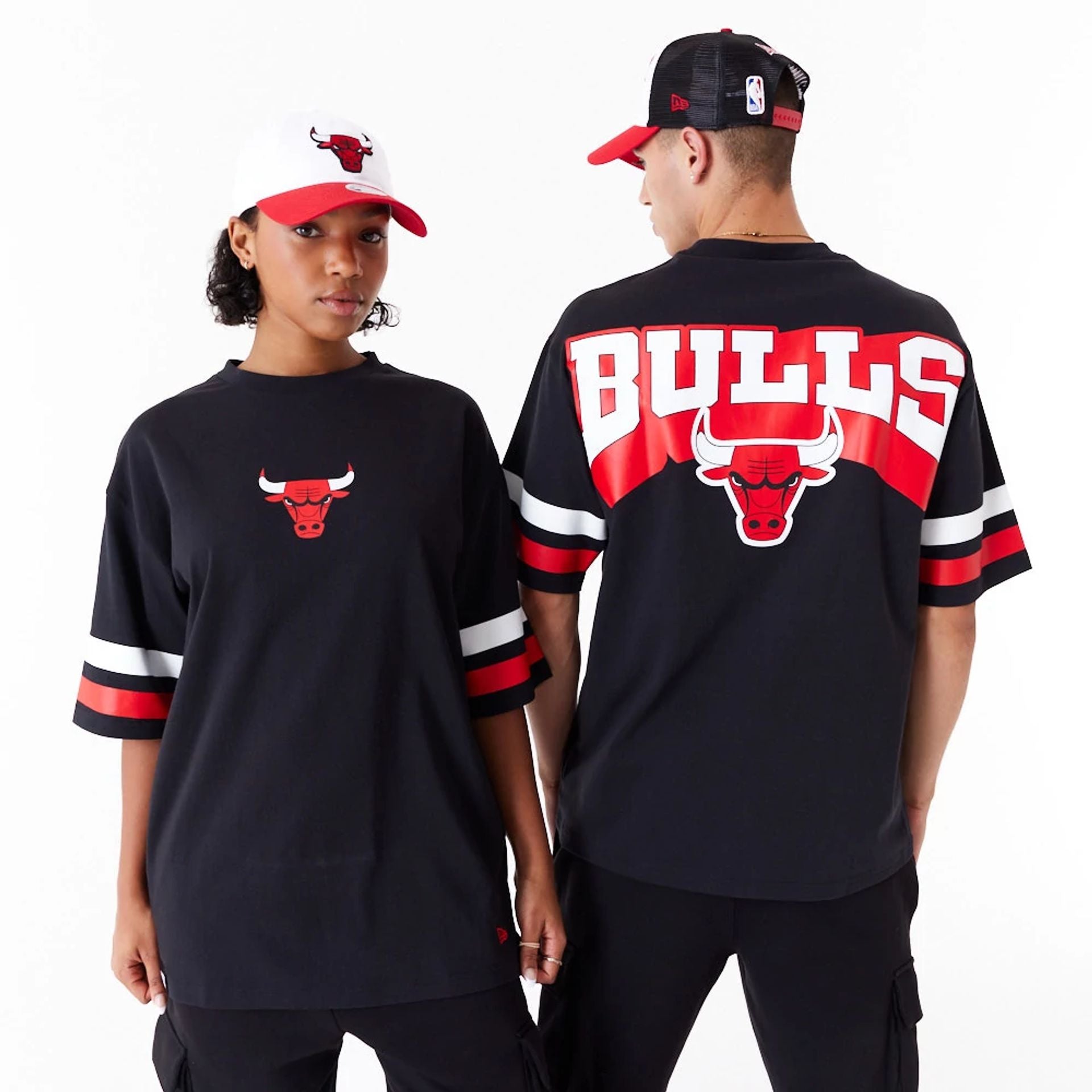 The Male model is wearing Chicago Bulls NBA Arch Graphic Black Oversized T-Shirt 1