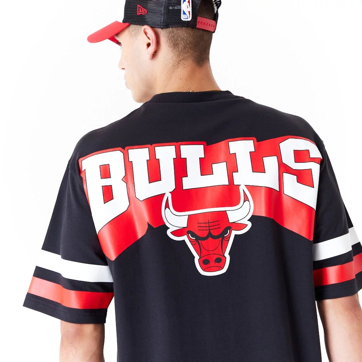 The Male model is wearing Chicago Bulls NBA Arch Graphic Black Oversized T-Shirt 7