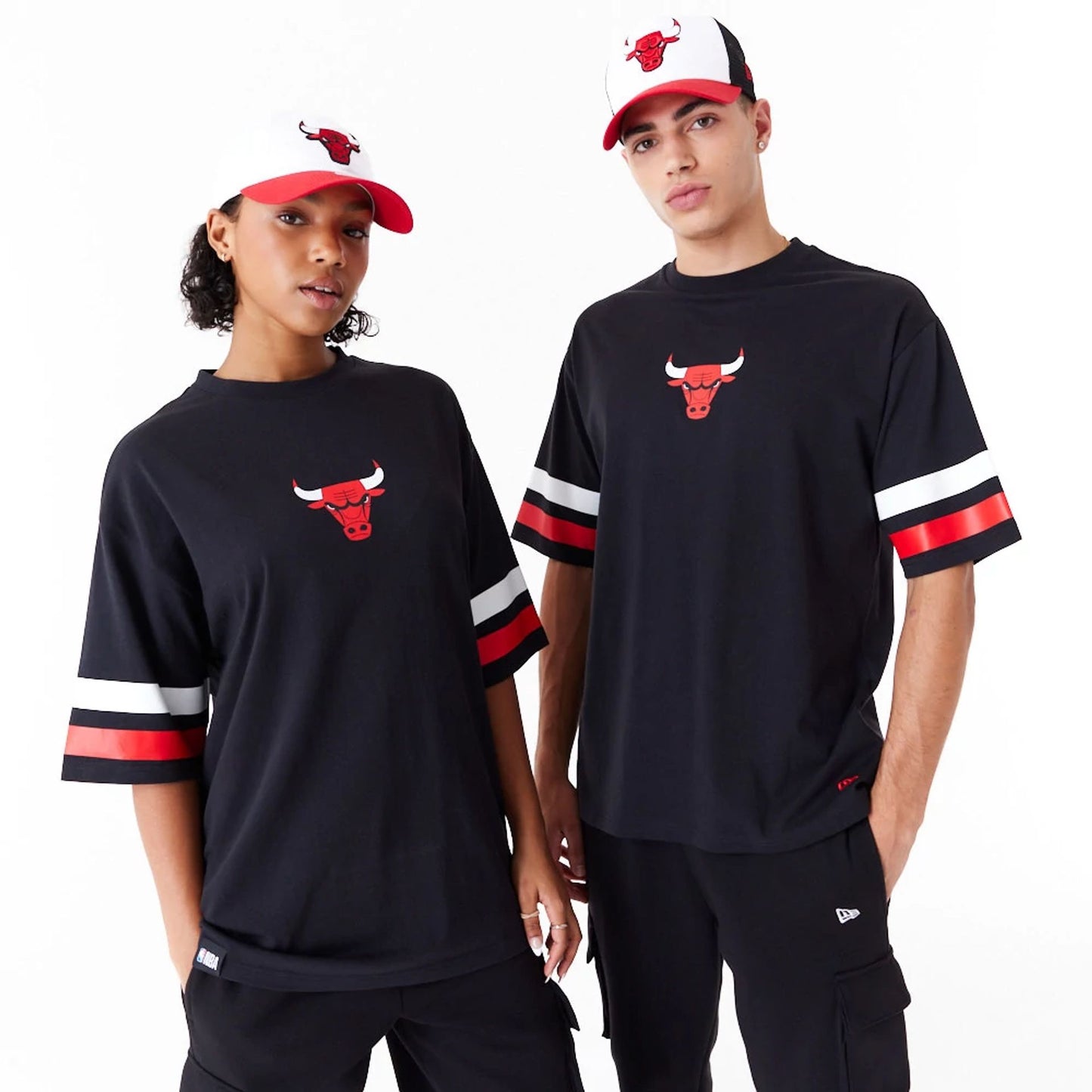 The Male model is wearing Chicago Bulls NBA Arch Graphic Black Oversized T-Shirt 9