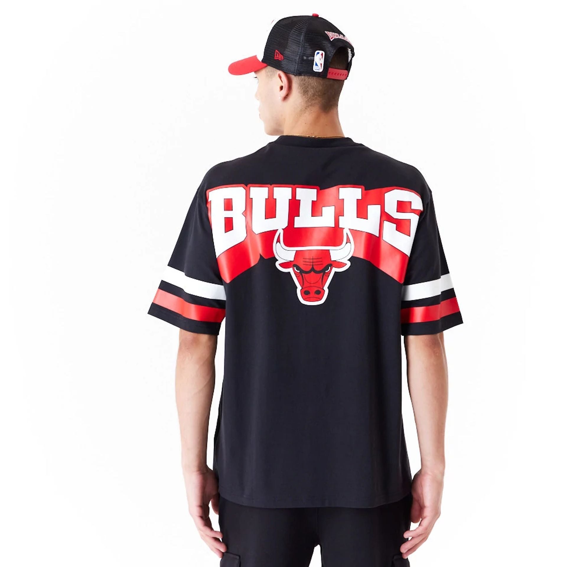 The Male model is wearing Chicago Bulls NBA Arch Graphic Black Oversized T-Shirt 10