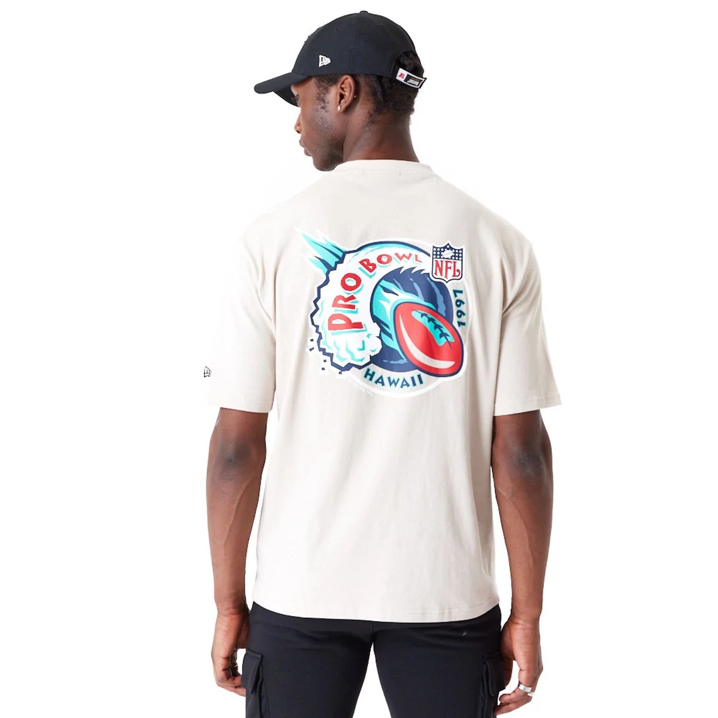 The Male model is wearing NFL Pro Bowl Hawaii NFC Wave Graphic Light Beige Oversized T-Shirt 5