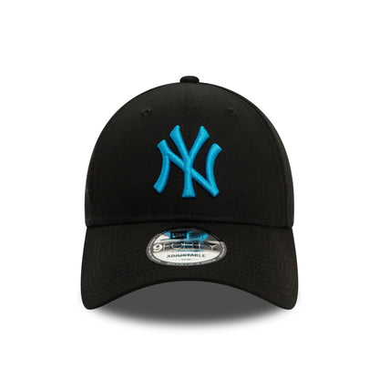 This is a New York Yankees League Essential Black 9FORTY Adjustable Cap 2