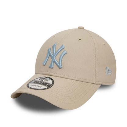 This is a New York Yankees Logo League Essential Light Beige 9FORTY Adjustable Cap 1