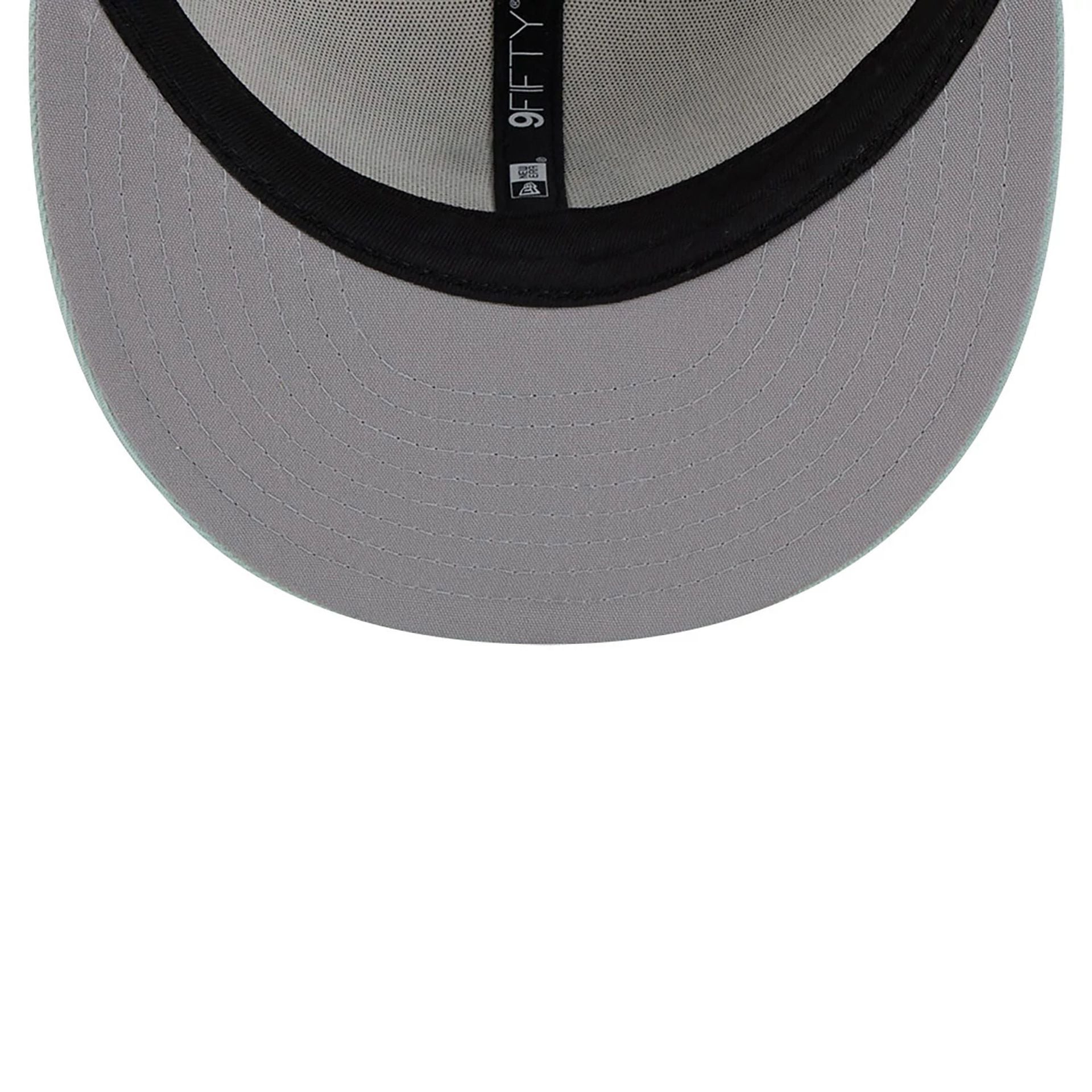 This is a Chicago Cubs Minty Breeze White 9FIFTY Snapback Cap 2