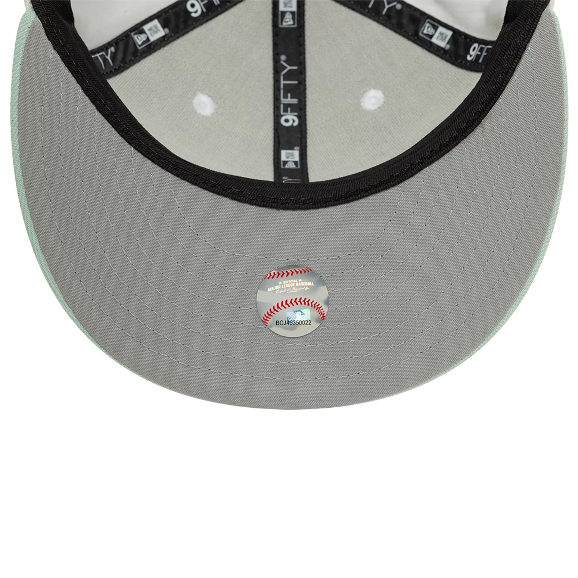 This is a Atlanta Braves Minty Breeze White 9FIFTY Snapback Cap 2