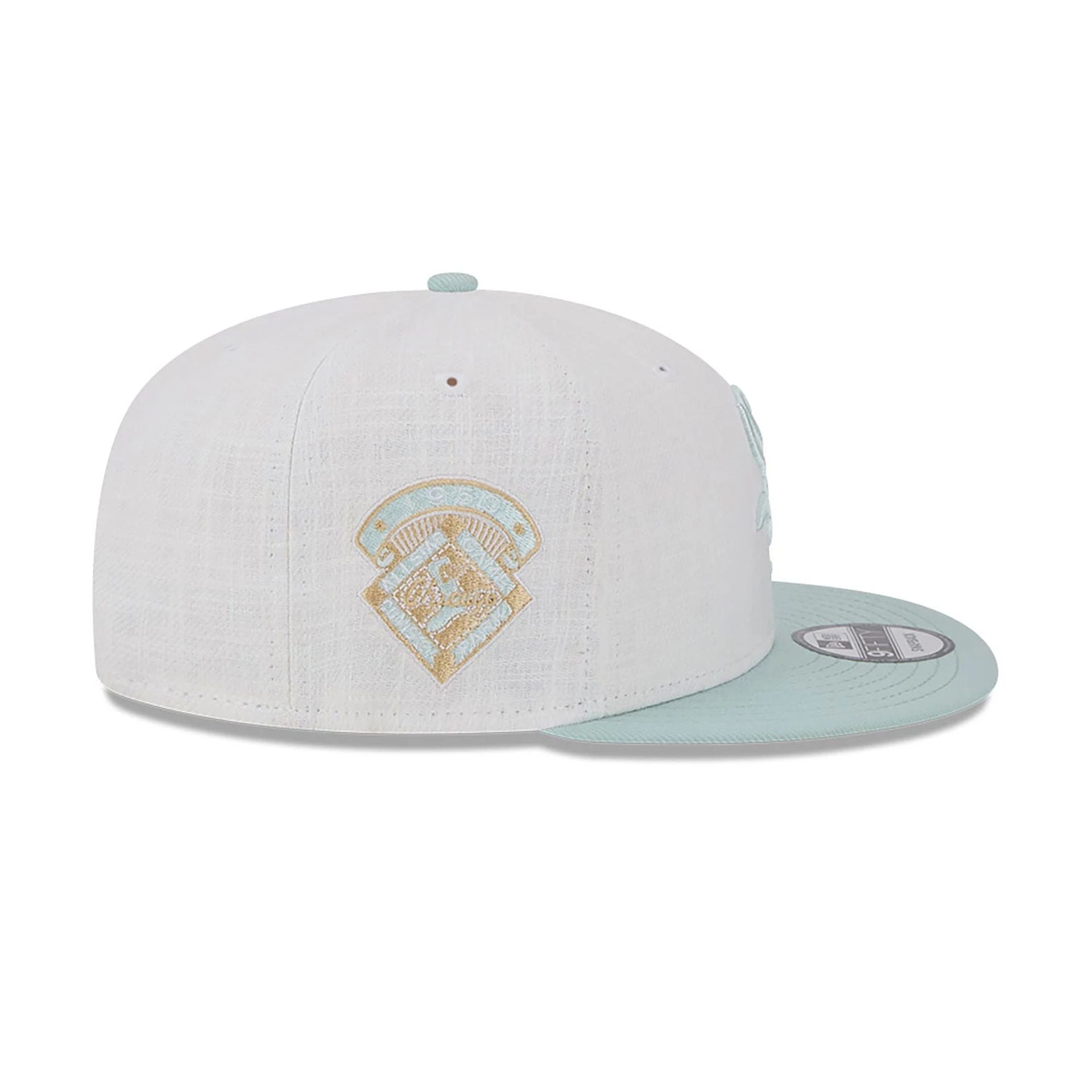 This is a Chicago White Sox Minty Breeze White 9FIFTY Snapback Cap 4