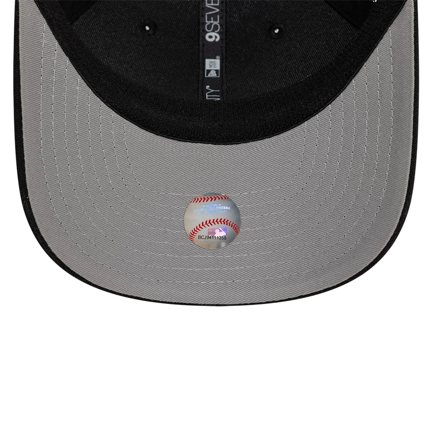 This is a Chicago White Sox Canvas Black 9SEVENTY Stretch Snap Adjustable Cap 2