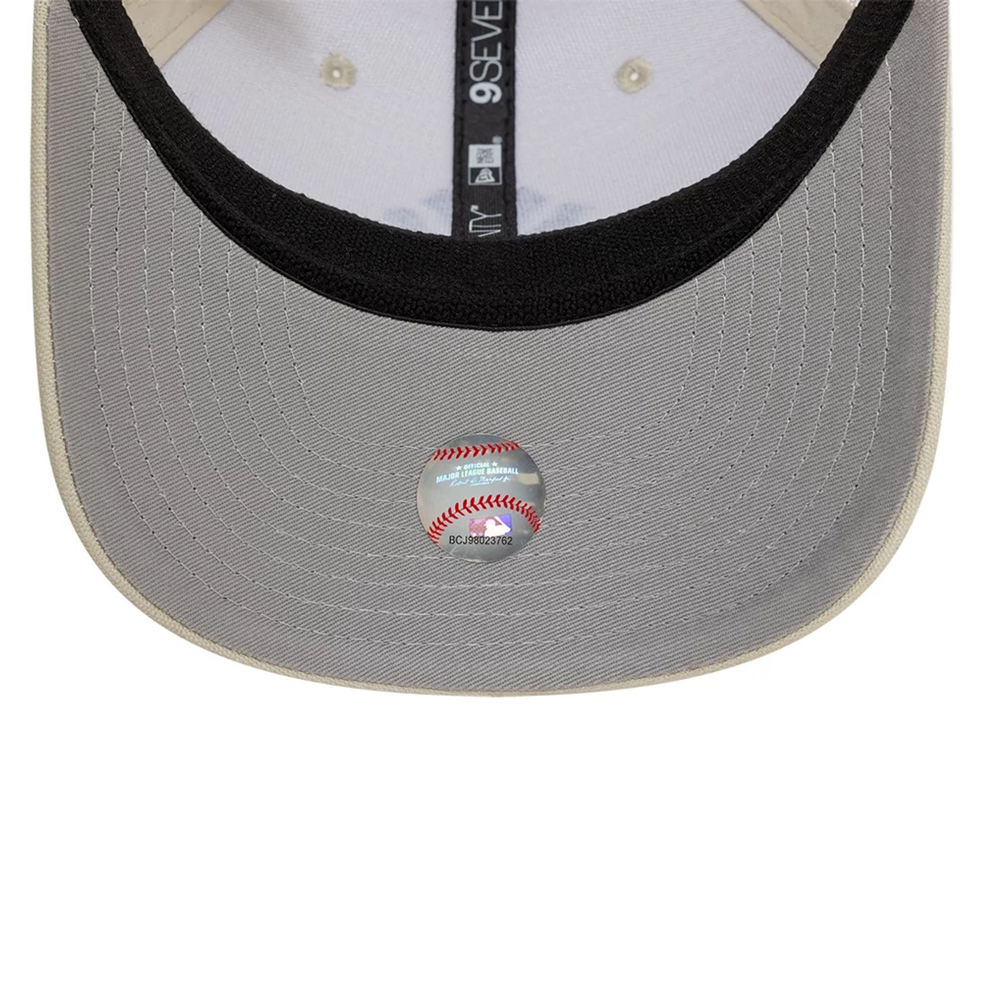 This is a New York Yankees Canvas Light Beige 9SEVENTY Stretch Snap Adjustable Cap 2