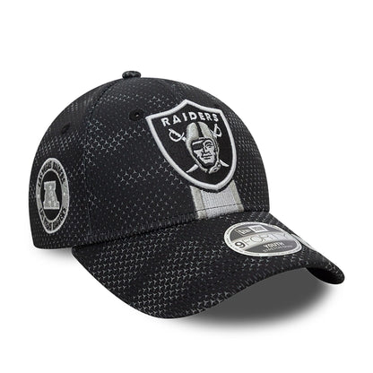 This is a Las Vegas Raiders Youth NFL Sideline 2024 Black 9FORTY Stretch Snap Cap 1