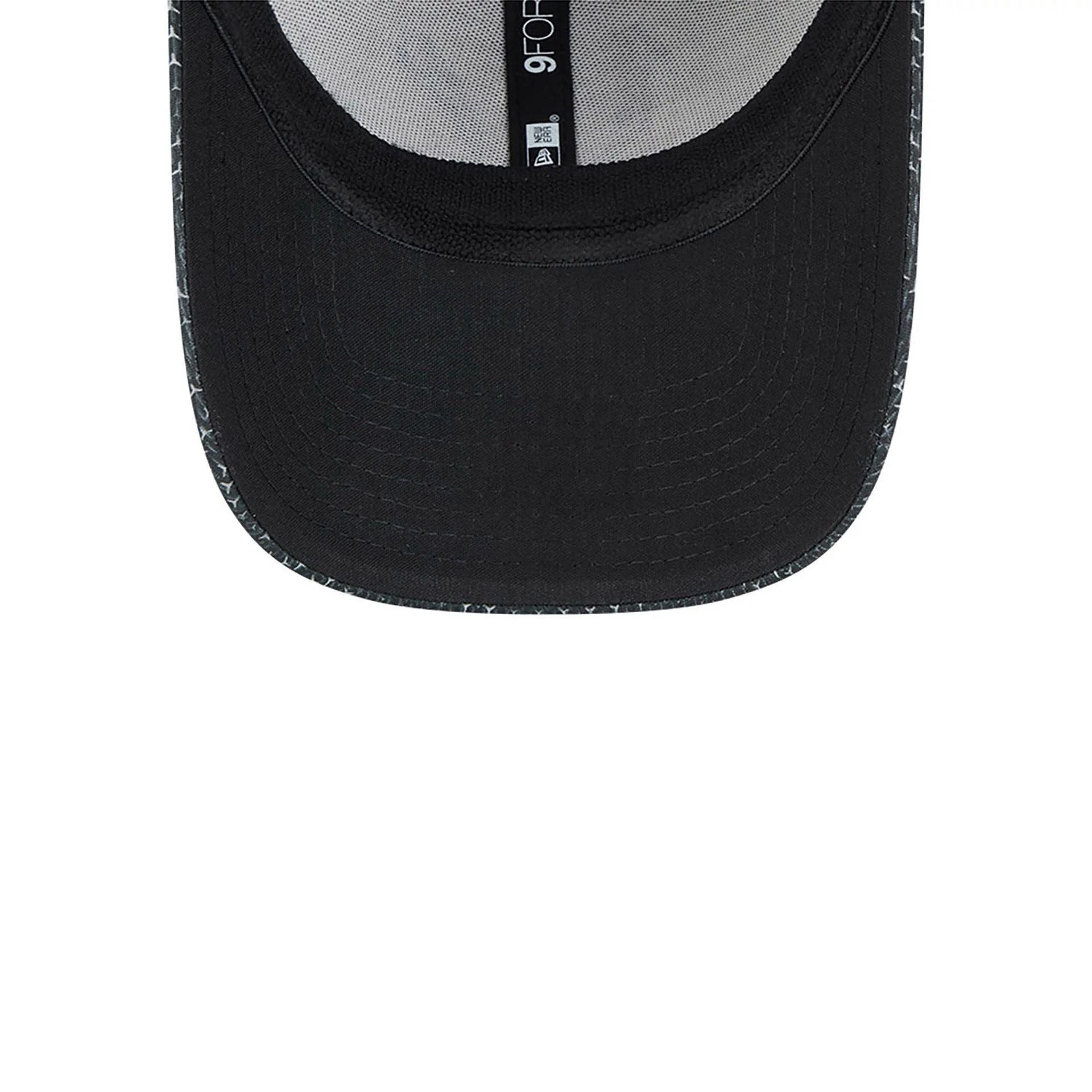 This is a Cincinnati Bengals NFL Sideline 2024 Black 9FORTY Stretch Snap Cap 4