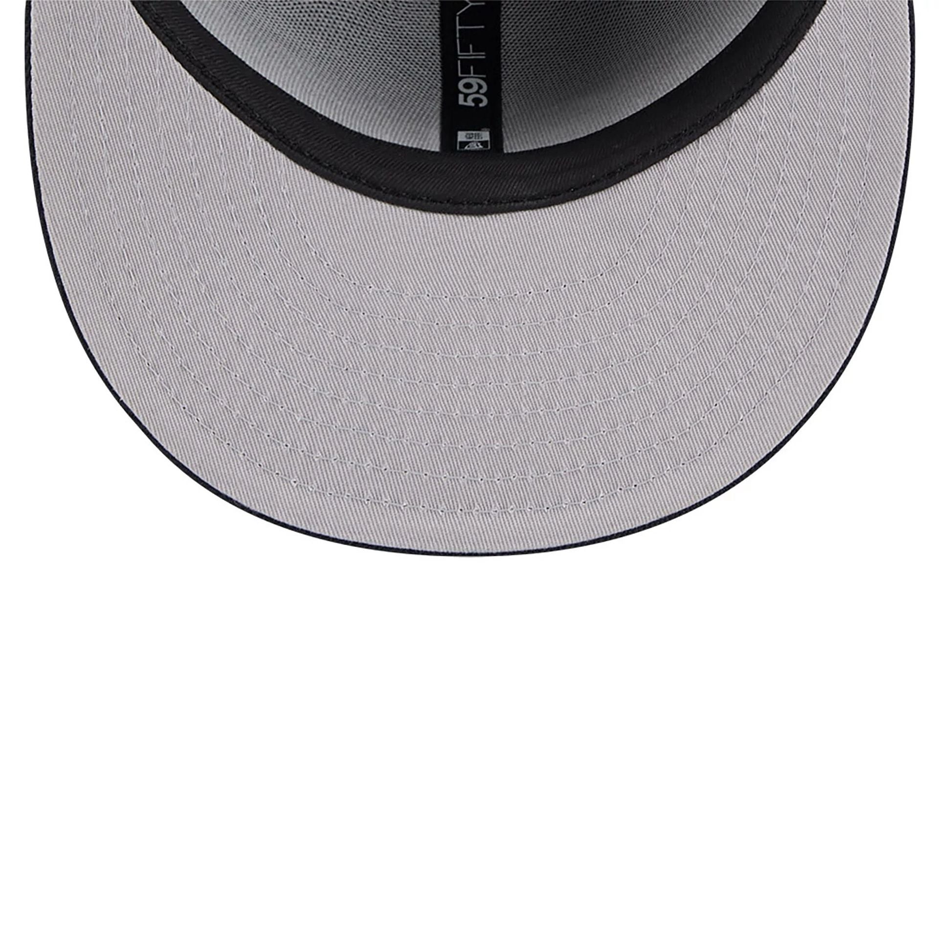 This is a New York Yankees Shadow Stitch Black 59FIFTY Fitted Cap 2