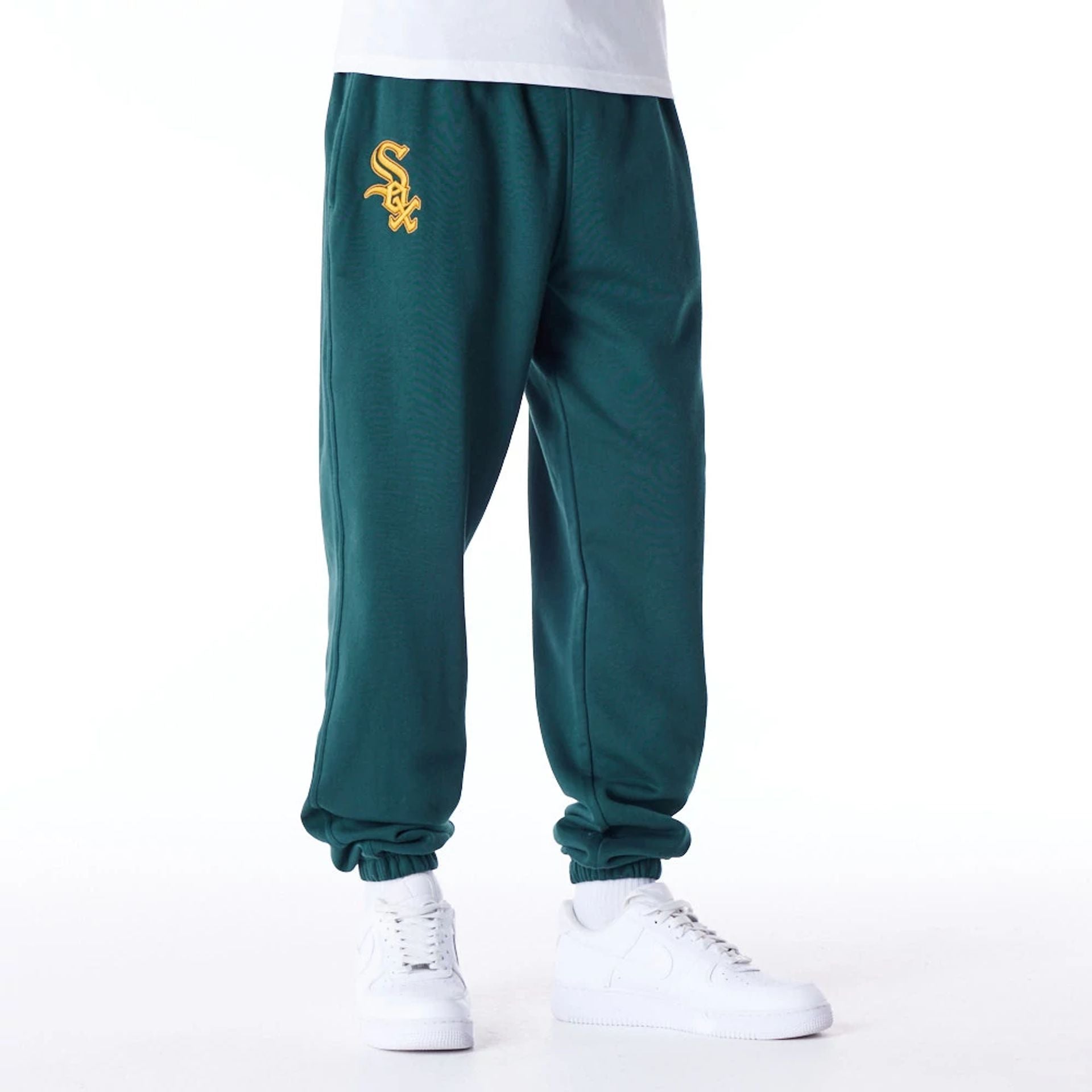 The Male model is wearing Chicago White Sox League Essential Dark Green Fleece Joggers 1