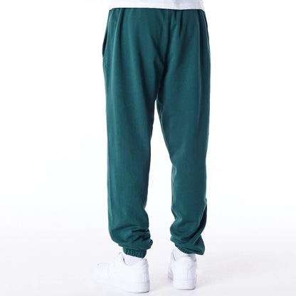 The Male model is wearing Chicago White Sox League Essential Dark Green Fleece Joggers 7