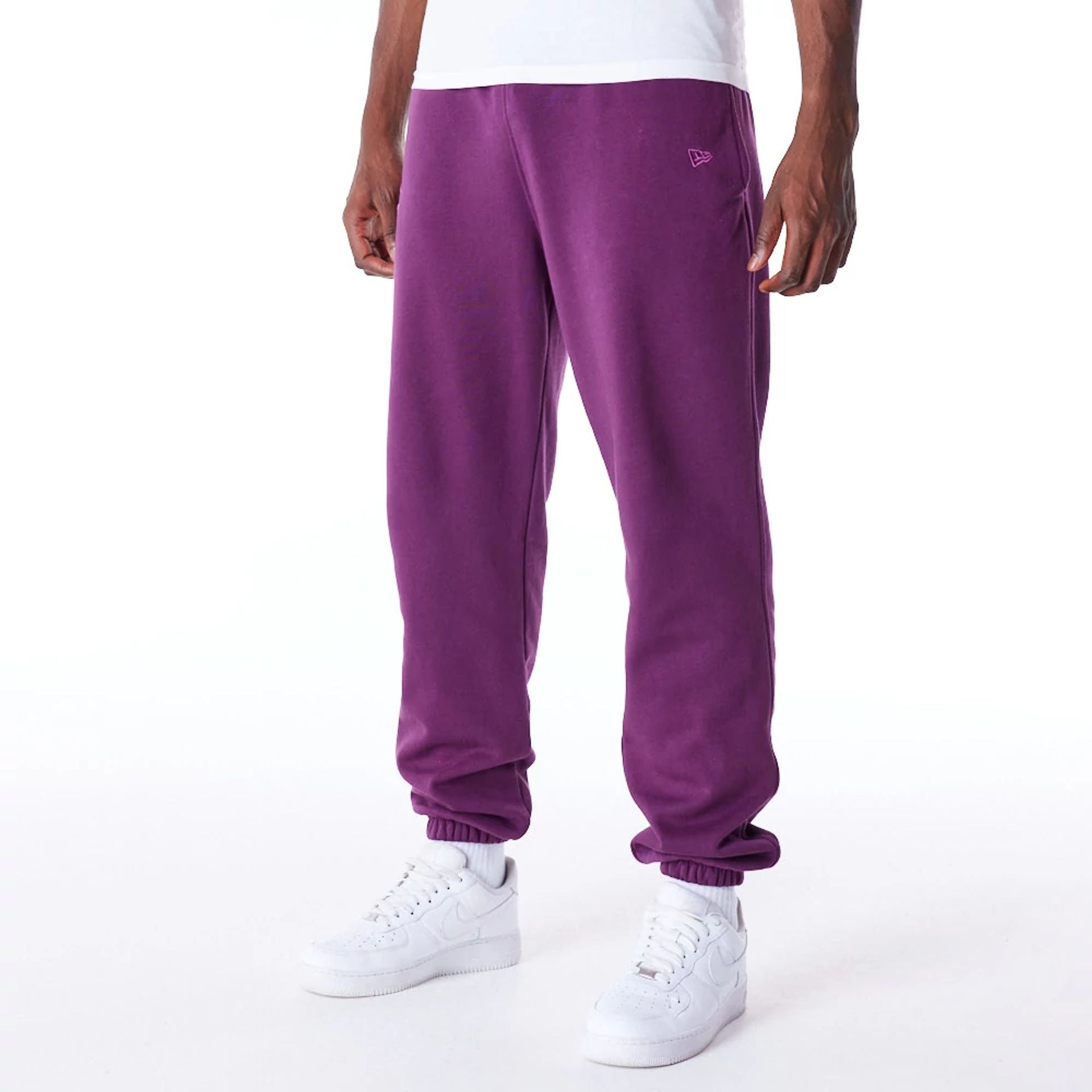 The Male model is wearing LA Dodgers League Essential Dark Purple Fleece Joggers 2