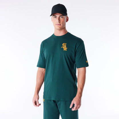 The Male model is wearing Chicago White Sox League Essential Dark Green Oversized T-Shirt 1