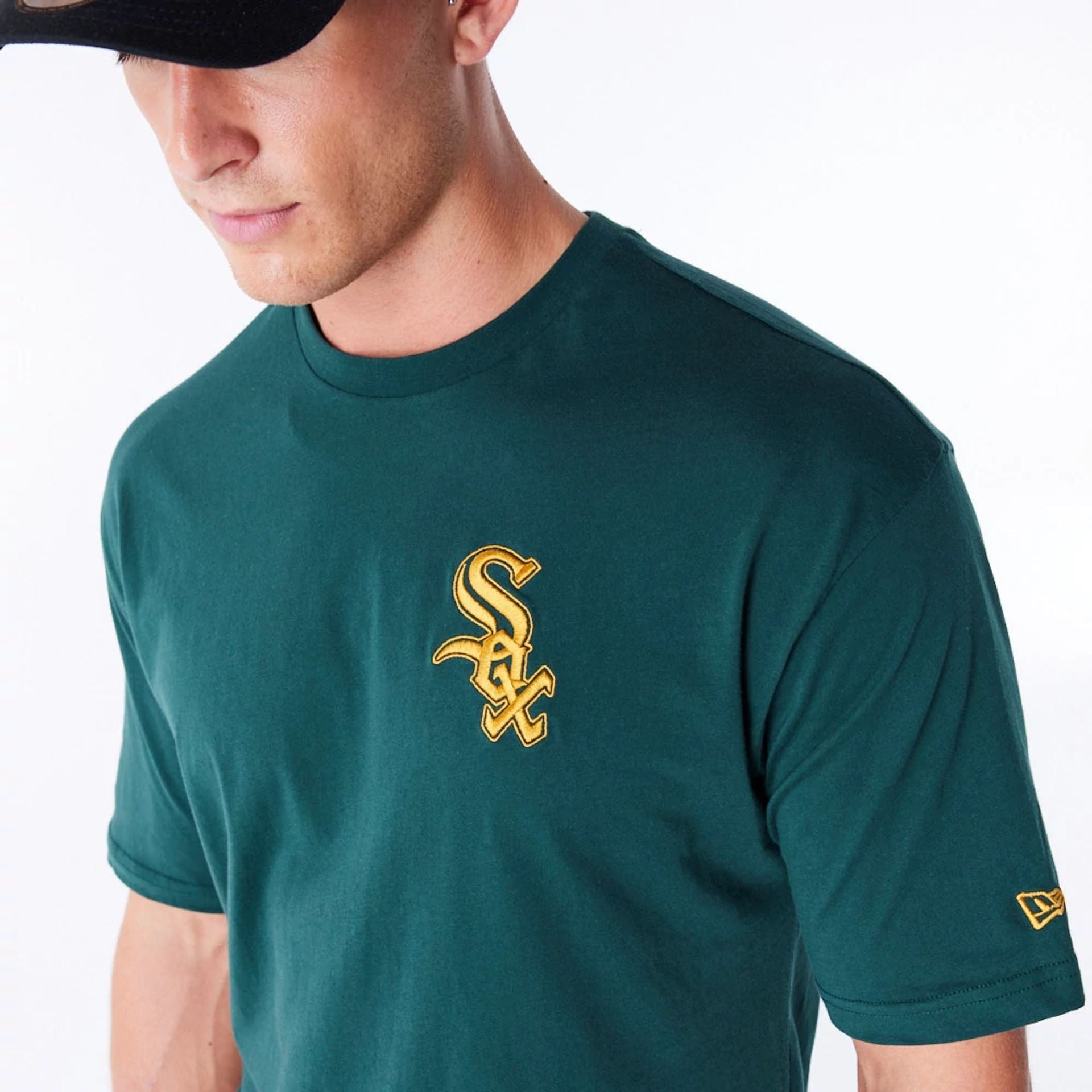 The Male model is wearing Chicago White Sox League Essential Dark Green Oversized T-Shirt 3