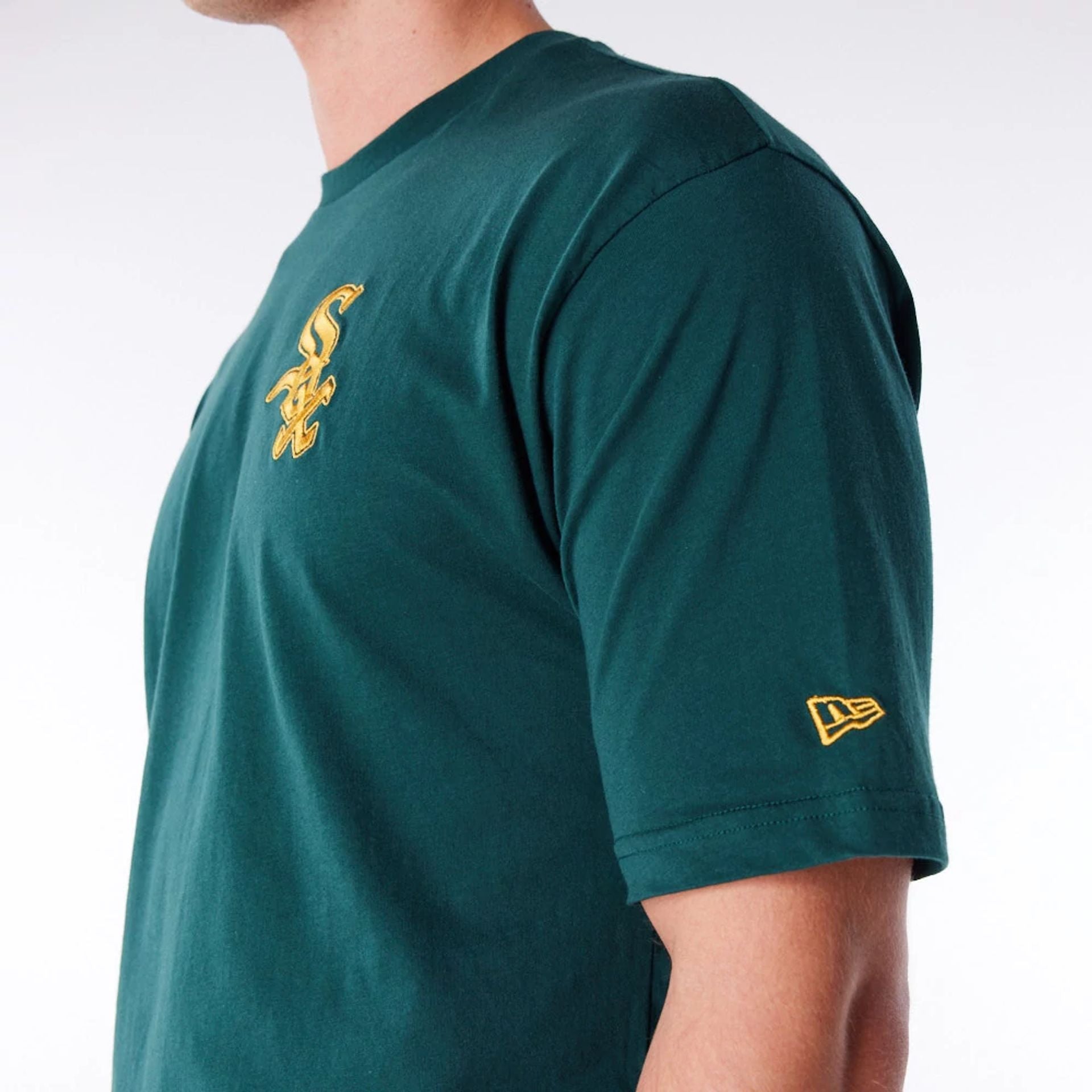 The Male model is wearing Chicago White Sox League Essential Dark Green Oversized T-Shirt 4