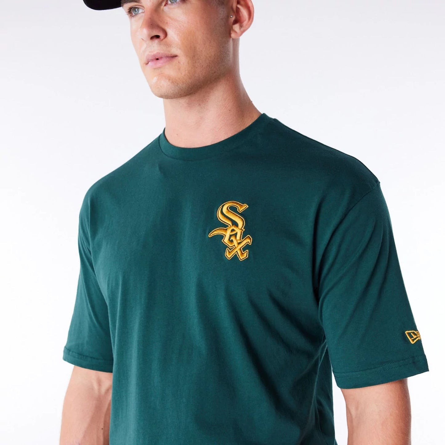 The Male model is wearing Chicago White Sox League Essential Dark Green Oversized T-Shirt 5