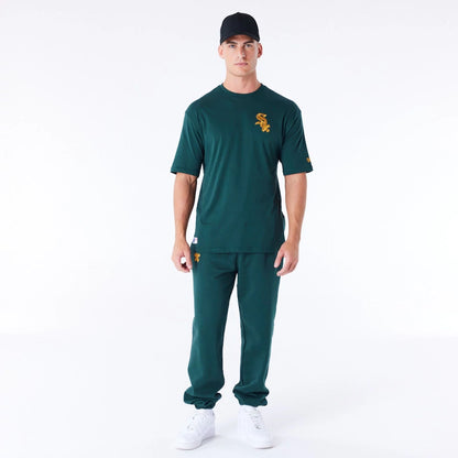 The Male model is wearing Chicago White Sox League Essential Dark Green Oversized T-Shirt 8