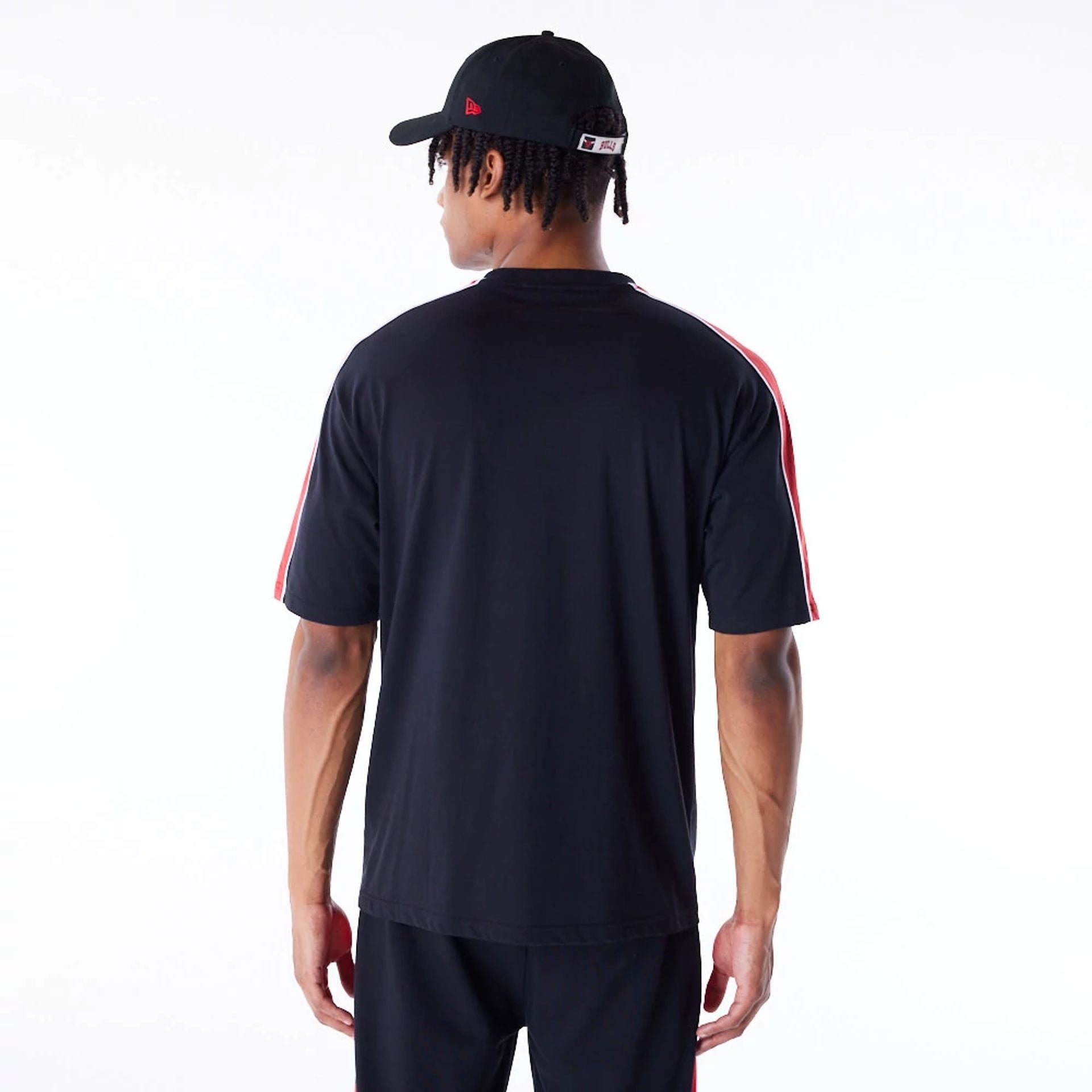 The Male model is wearing Chicago Bulls NBA Panel Black Oversized T-Shirt  7