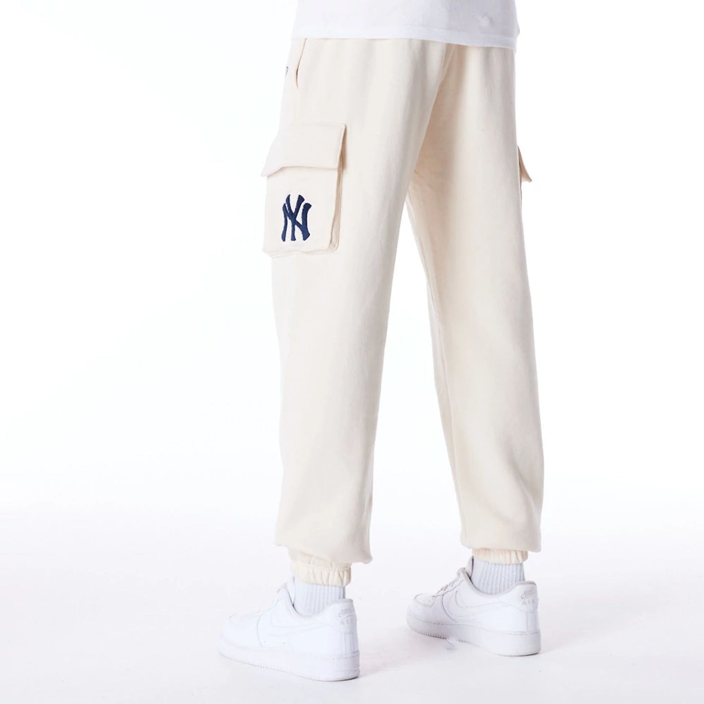 The Male model is wearing New York Yankees World Series Stone Fleece Cargo Joggers 7