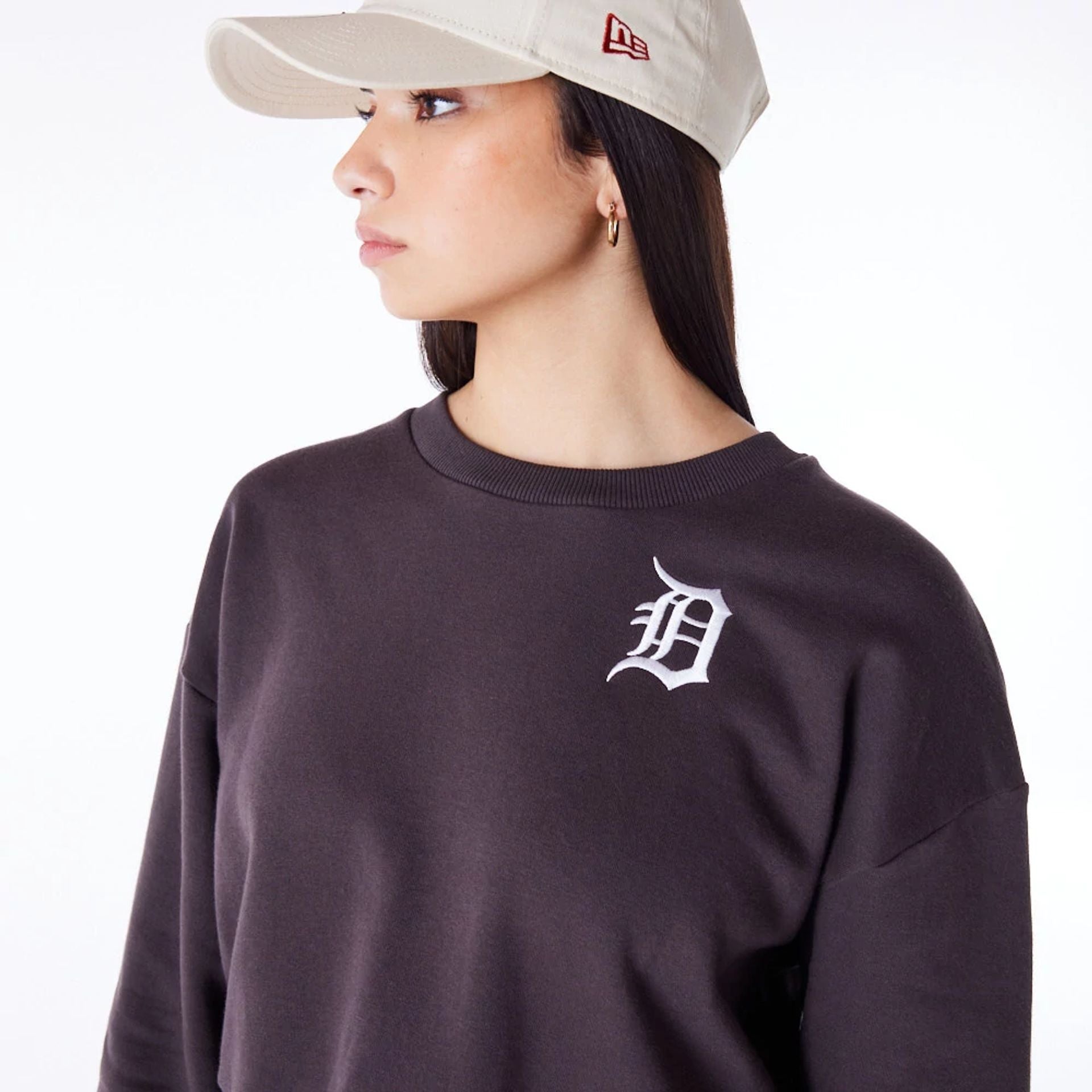 The Female model is wearing Detroit Tigers Womens MLB League Essential Dark Brown Crop Crew Neck Sweatshirt 4