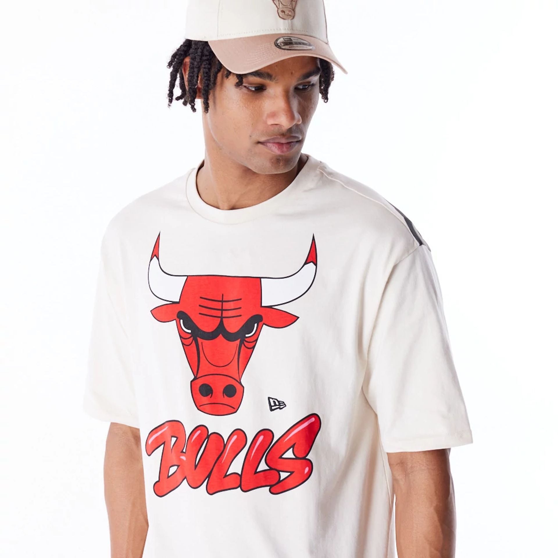 The Male model is wearing Chicago Bulls NBA Wordmark Stone Oversized T-Shirt 10